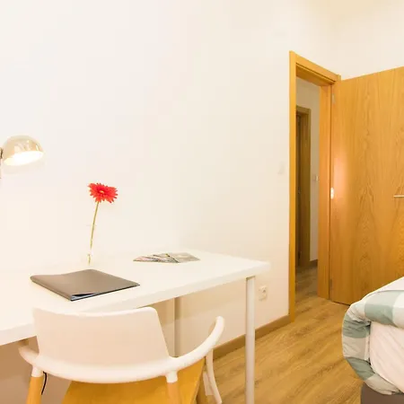 In Historic Neighbourhood, Walk Everywhere! Lissabon